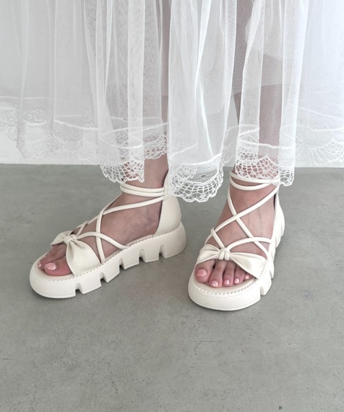 Loueme(ルエム)の「厚底レースアップリボンサンダル(サンダル・レディース・アイボリー/ブラック・23.5cm/24.5cm)」の5枚目の写真