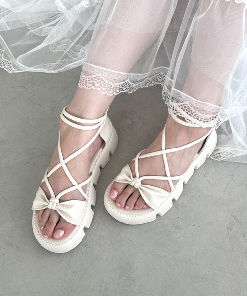 Loueme(ルエム)の「厚底レースアップリボンサンダル(サンダル・レディース・アイボリー/ブラック・23.5cm/24.5cm)」の7枚目の写真
