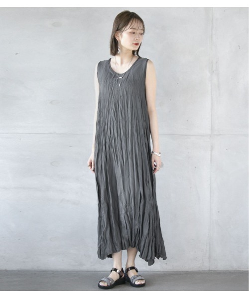 OTONA(オトナ)の「ノースリーブロングワンピース無地(ワッシャー加工)(ワンピース・レディース・ネイビー/カーキ/グレー/ブラック・FREE)」の2枚目の写真