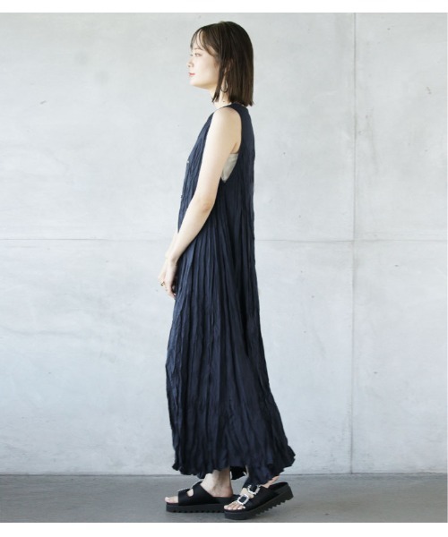 OTONA(オトナ)の「ノースリーブロングワンピース無地(ワッシャー加工)(ワンピース・レディース・ネイビー/カーキ/グレー/ブラック・FREE)」の13枚目の写真