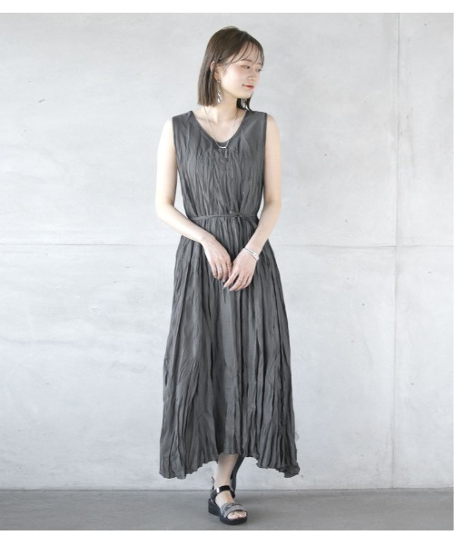 OTONA(オトナ)の「ノースリーブロングワンピース無地(ワッシャー加工)(ワンピース・レディース・ネイビー/カーキ/グレー/ブラック・FREE)」の22枚目の写真