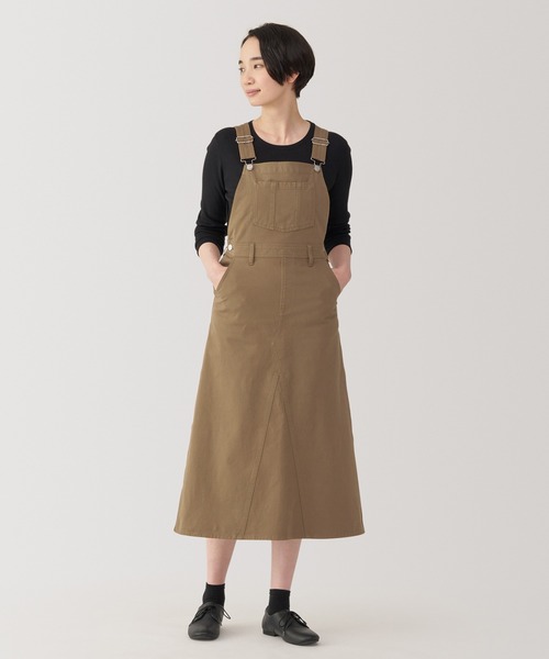 無印良品（ムジルシリョウヒン）の「婦人　ストレッチチノサロペットスカート（サロペット/オーバーオール・レディース・ブラック/ダークベージュ/カーキ系・S/M/L/XL）」の2枚目の写真