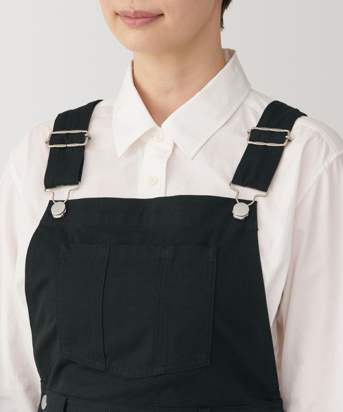 無印良品（ムジルシリョウヒン）の「婦人　ストレッチチノサロペットスカート（サロペット/オーバーオール・レディース・ブラック/ダークベージュ/カーキ系・S/M/L/XL）」の7枚目の写真