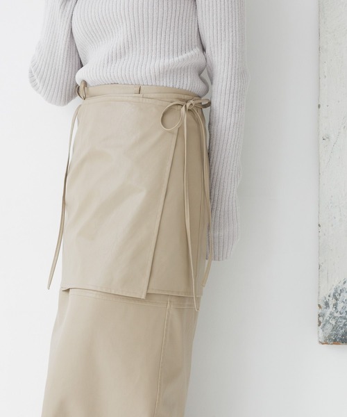 mysty woman（ミスティウーマン）の「エコレザーミニラップスカート 152020（スカート・レディース・ベージュ/ブラック・FREE）」の2枚目の写真