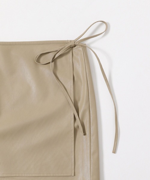 mysty woman（ミスティウーマン）の「エコレザーミニラップスカート 152020（スカート・レディース・ベージュ/ブラック・FREE）」の12枚目の写真