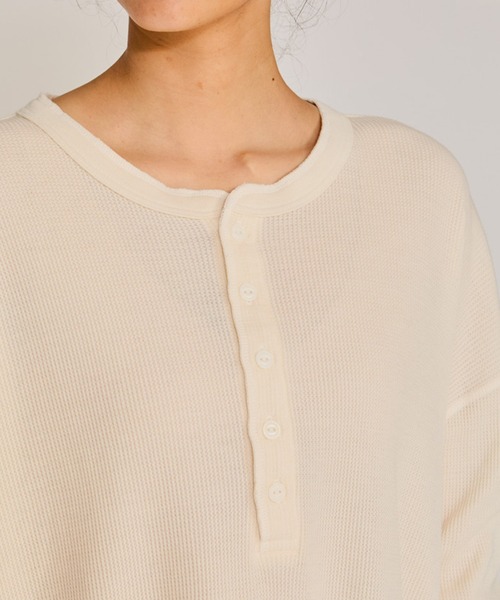 ＪＵＧＬＡＮＳ（ユグランス）の「【Hanes/ヘインズ】HW4-A502 HENLYNECK/ヘンリーネック/ロングスリーブ/ワッフル/フリーサイズ/レディース（Tシャツ/カットソー・レディース・オフホワイト/グレー/ブラック/ネイビー・FREE）」の12枚目の写真