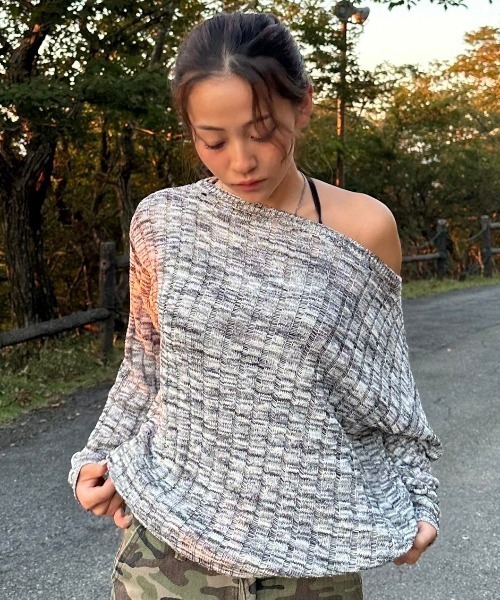 INTER FACTORY(インターファクトリー)の「FUKA - ワンオフショルニット made in INTER FACTORY(ニット/セーター・レディース・ブラック×ホワイト/ブラウン・FREE)」の9枚目の写真