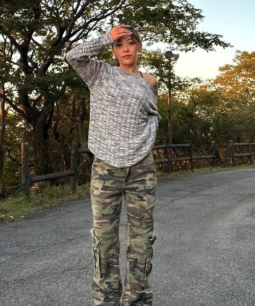 INTER FACTORY(インターファクトリー)の「FUKA - ワンオフショルニット made in INTER FACTORY(ニット/セーター・レディース・ブラック×ホワイト/ブラウン・FREE)」の17枚目の写真