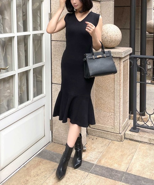 Julia Boutique（ジュリアブティック）の「選べるミディアム丈・ロング丈 Vネック ノースリーブ マーメイドニットワンピース（ワンピース・レディース・ブラック系1/グレー系1/ワイン系1/アイボリー系1/グレー系2/アイボリー系2/ブラック系2/ワイン系2・ONE）」の2枚目の写真