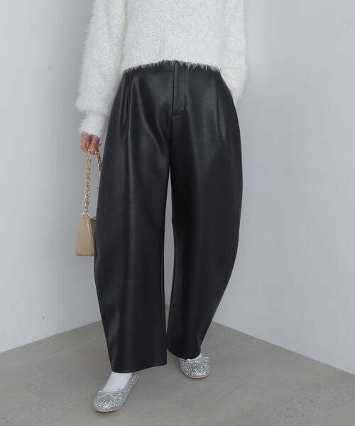 FREE'S MART（フリーズマート）の「◆合皮タックカーヴィーパンツ（その他パンツ・レディース・ブラウン/ブラック・SMALL/MEDIUM）」の2枚目の写真