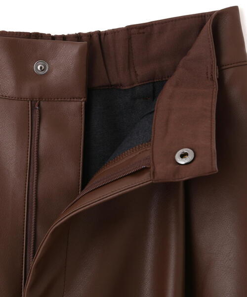 FREE'S MART（フリーズマート）の「◆合皮タックカーヴィーパンツ（その他パンツ・レディース・ブラウン/ブラック・SMALL/MEDIUM）」の6枚目の写真