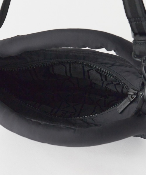 HUNTER（ハンター）の「HUNTER/ハンター FRAMED PUFFER MIDI HOBO 2Way フレイムド パファーミディホーボー（ショルダーバッグ・メンズ・ブラック・ONE SIZE）」の8枚目の写真