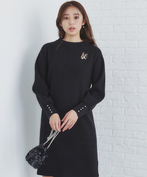 index（インデックス）の「◆《5color》ブローチ付き 畦編みニットワンピース【洗濯機洗い可】（ワンピース・レディース・ブラック系7/ベージュ/ネイビー/ライトグレー/サックスブルー系7・00）」の2枚目の写真