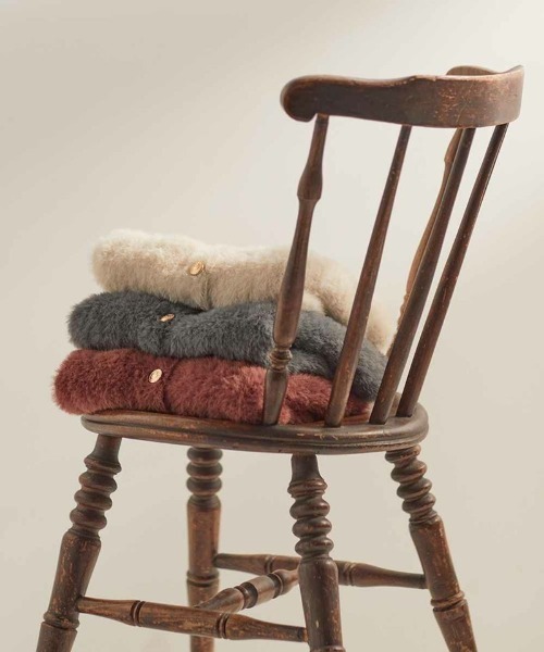 an another angelus（アンアナザーアンジェラス）の「エンブレム釦フェザーニットカーディガン/ananotherangelus（カーディガン/ボレロ・レディース・ダークグレー/アイボリー/ピンク系その他・FREE）」の21枚目の写真