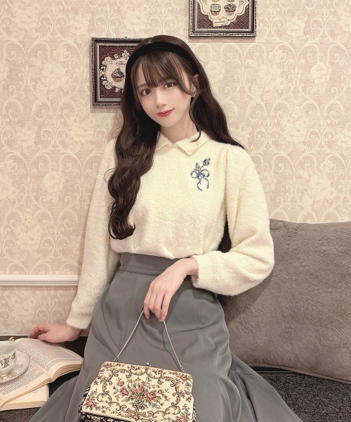 an another angelus（アンアナザーアンジェラス）の「リボンローズ刺繍フェザーニットプルオーバー/ananotherangelus（ニット/セーター・レディース・グレー×ピンク/アイボリー・FREE）」の2枚目の写真