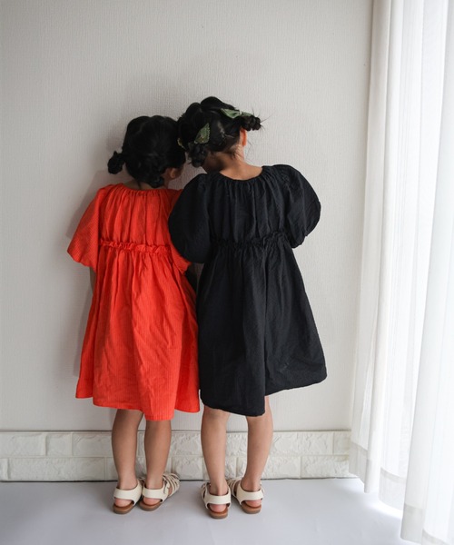 TARKER（ターカー）の「バルーン袖ワンピース（ワンピース・キッズ・ブラック/オレンジ・90/100/110/120/130/140/150）」の15枚目の写真