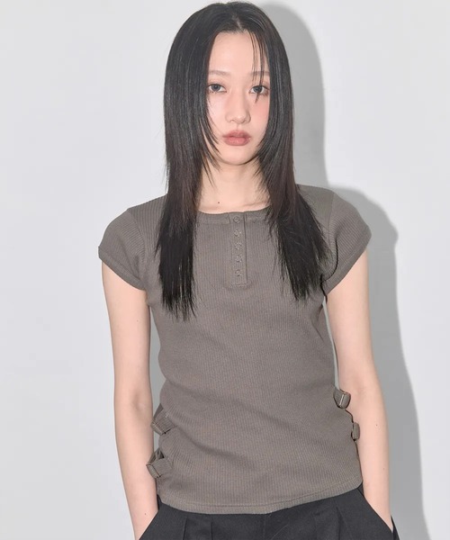 FANCY CLUB(ファンシークラブ)の「A'GEM/9 × .kom 『 FANCY CLUB/ファンシークラブ』 SIDE BUCKLE RIBBED TEE/サイドバックル リブ TEE(Tシャツ/カットソー・レディース・チャコールグレー/ベージュ・FREE)」の1枚目の写真