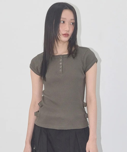 FANCY CLUB(ファンシークラブ)の「A'GEM/9 × .kom 『 FANCY CLUB/ファンシークラブ』 SIDE BUCKLE RIBBED TEE/サイドバックル リブ TEE(Tシャツ/カットソー・レディース・チャコールグレー/ベージュ・FREE)」の6枚目の写真