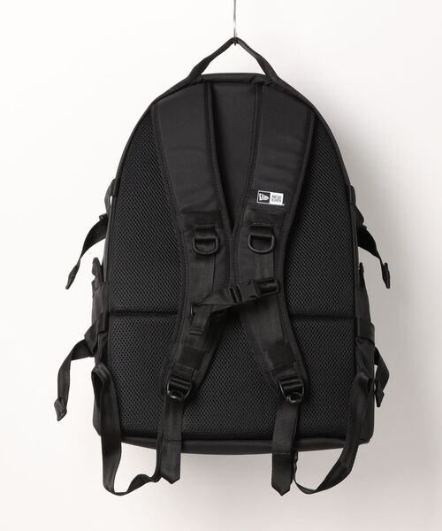 NEW ERA(ニューエラ)の「【NEWERA/ニューエラ】35L大容量バックパック/通学 部活 通勤 旅行/クロスベルト付きリュック(バックパック/リュック・メンズ・ブラック・ONESIZE)」の2枚目の写真