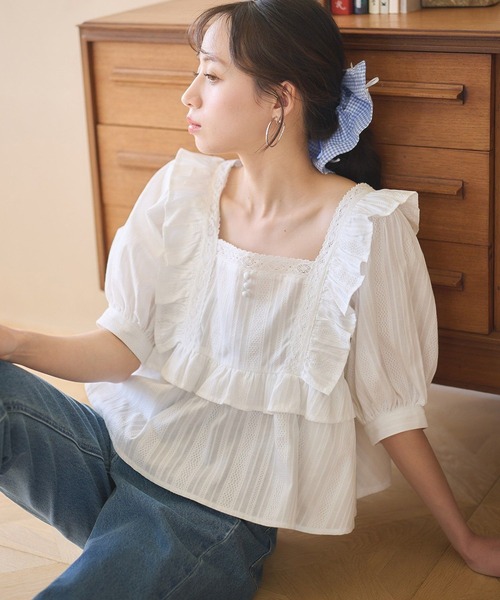 earth music&ecology（アースミュージックアンドエコロジー）の「パフスリーブコットンフリルブラウス（シャツ/ブラウス・レディース・オフホワイト/サックスブルー/ブラック・FREE）」の2枚目の写真