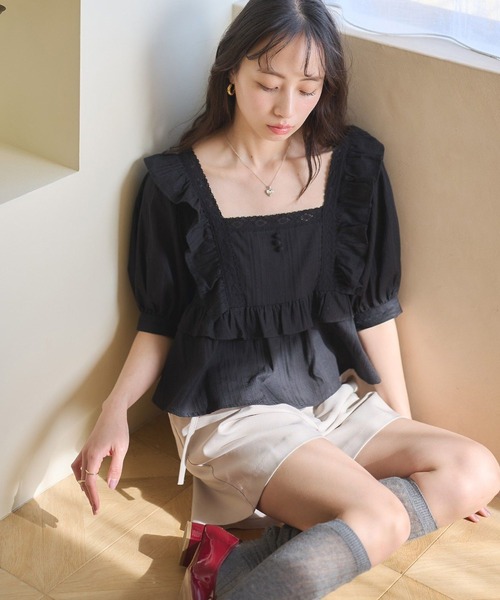 earth music&ecology（アースミュージックアンドエコロジー）の「パフスリーブコットンフリルブラウス（シャツ/ブラウス・レディース・オフホワイト/サックスブルー/ブラック・FREE）」の4枚目の写真