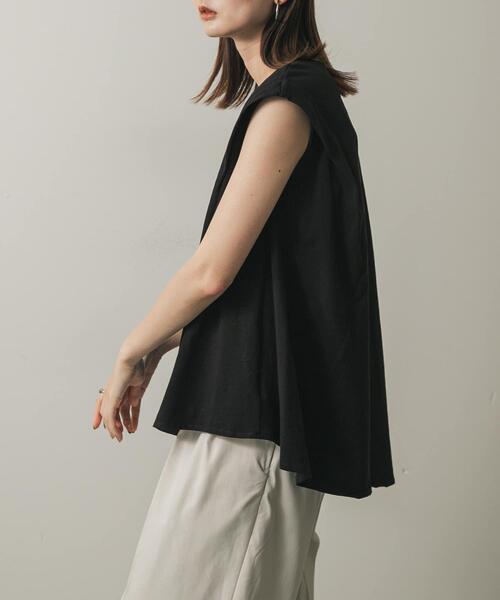 SENSE OF PLACE by URBAN RESEARCH(センスオブプレイスバイアーバンリサーチ)の「ショルダータックフレアカットトップ(Tシャツ/カットソー・レディース・グリーン/ブラック/オフホワイト・ONE)」の2枚目の写真