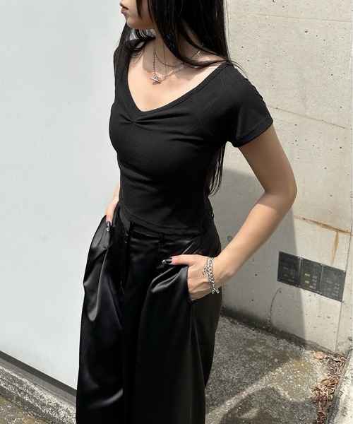 LVEU.(ラブユ.)の「【LVEU.】フロントギャザーリブトップス / トップス カットソー リブ ドレープ 半袖 クロップド ショート ブラック ホワイト ZOZOTOWN限定(Tシャツ/カットソー・レディース・ホワイト/ブラック・FREE)」の1枚目の写真