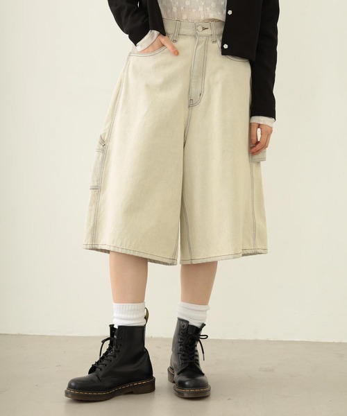 MILKFED.（ミルクフェド）の「PAINTER BAGGY SHORTS（デニムパンツ・レディース・オフホワイト/ブラック/ライトインディゴブルー・S/M）」の2枚目の写真