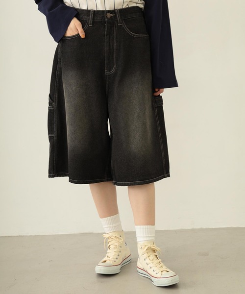 MILKFED.（ミルクフェド）の「PAINTER BAGGY SHORTS（デニムパンツ・レディース・オフホワイト/ブラック/ライトインディゴブルー・S/M）」の3枚目の写真