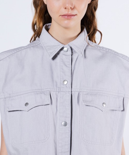 DOUBLE STANDARD CLOTHING（ダブルスタンダードクロージング）の「12ozノースリーブデニムジャケット（ベスト・レディース・ライトグレー・FREE）」の14枚目の写真