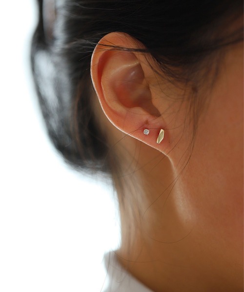 yu-ka（ユーカ）の「YU-KA:ロッドスタッズミニピアス Rod stud mini pierce（ピアス（両耳用）・レディース・シルバー/ゴールド・FREE）」の3枚目の写真