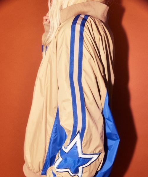 Candy Stripper（キャンディストリッパー）の「RACING NYLON TRACK ZIP UP ジャケット（ナイロンジャケット・レディース・ベージュ/ネイビー/ブラック・FREE）」の4枚目の写真