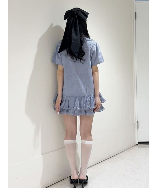 jouetie（ジュエティ）の「リボンタイヘムフリルチュニックシャツ（シャツワンピース・レディース・オフホワイト/ブルー・MEDIUM）」の16枚目の写真