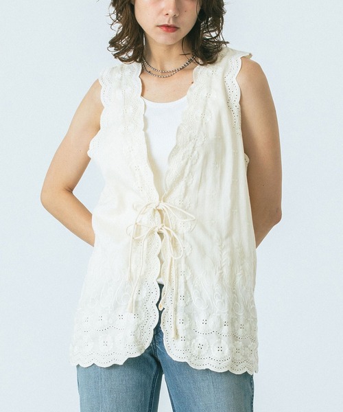 HLAADA(フラーダ)の「(HLAADA for ROSEBUD)EMBROIDERY GILET(ベスト・レディース・ブラック/ホワイト・ONE SIZE)」の1枚目の写真