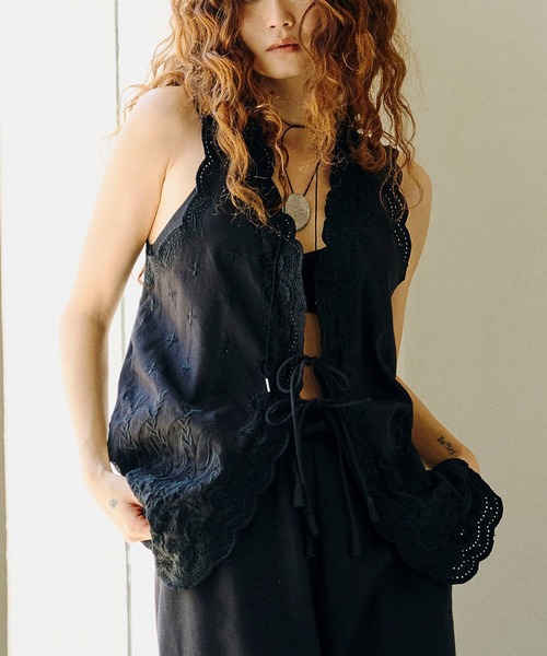 HLAADA(フラーダ)の「(HLAADA for ROSEBUD)EMBROIDERY GILET(ベスト・レディース・ブラック/ホワイト・ONE SIZE)」の2枚目の写真