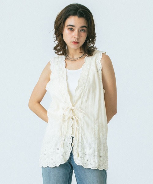HLAADA(フラーダ)の「(HLAADA for ROSEBUD)EMBROIDERY GILET(ベスト・レディース・ブラック/ホワイト・ONE SIZE)」の3枚目の写真