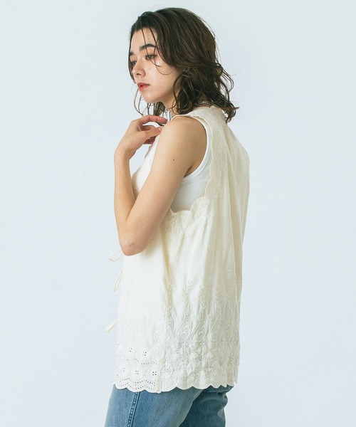 HLAADA(フラーダ)の「(HLAADA for ROSEBUD)EMBROIDERY GILET(ベスト・レディース・ブラック/ホワイト・ONE SIZE)」の4枚目の写真