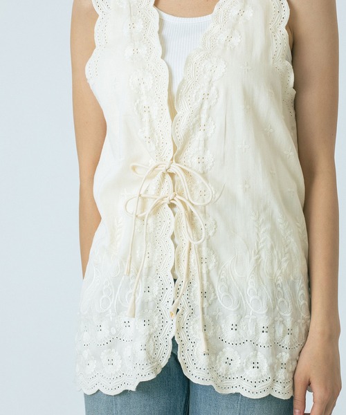HLAADA(フラーダ)の「(HLAADA for ROSEBUD)EMBROIDERY GILET(ベスト・レディース・ブラック/ホワイト・ONE SIZE)」の7枚目の写真