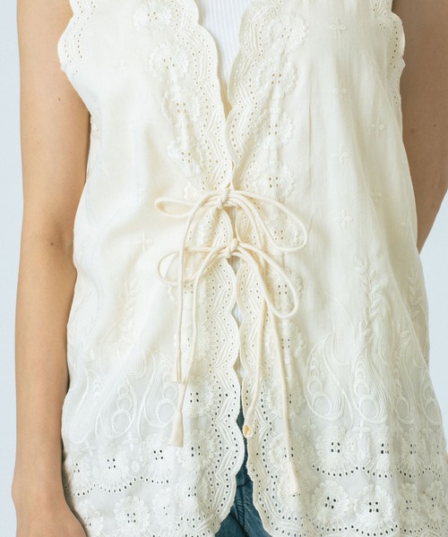 HLAADA(フラーダ)の「(HLAADA for ROSEBUD)EMBROIDERY GILET(ベスト・レディース・ブラック/ホワイト・ONE SIZE)」の8枚目の写真