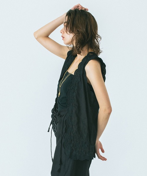 HLAADA(フラーダ)の「(HLAADA for ROSEBUD)EMBROIDERY GILET(ベスト・レディース・ブラック/ホワイト・ONE SIZE)」の18枚目の写真