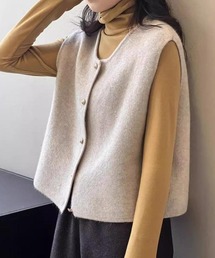 コーデにプラスするだけでこなれ見え。シンプルだからいいノーカラーニットベスト