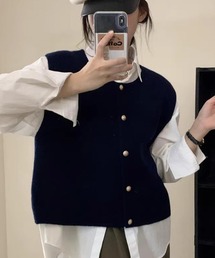 コーデにプラスするだけでこなれ見え。シンプルだからいいノーカラーニットベスト