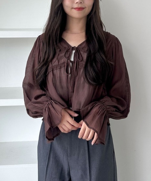 archives（アルシーヴ）の「楊柳シャーリングショートブラウス（シャツ/ブラウス・レディース・アイボリー/ブラック/ブラウン/グレー・MEDIUM）」の4枚目の写真