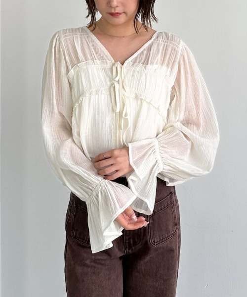 archives（アルシーヴ）の「楊柳シャーリングショートブラウス（シャツ/ブラウス・レディース・アイボリー/ブラック/ブラウン/グレー・MEDIUM）」の2枚目の写真