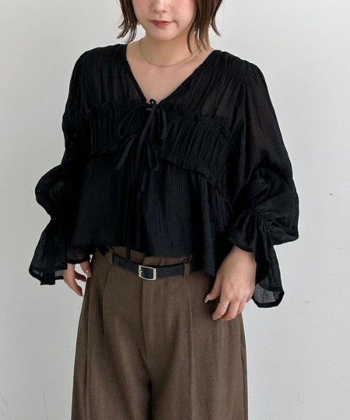 archives（アルシーヴ）の「楊柳シャーリングショートブラウス（シャツ/ブラウス・レディース・アイボリー/ブラック/ブラウン/グレー・MEDIUM）」の3枚目の写真