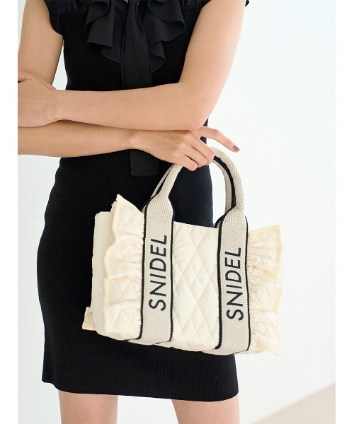 SNIDEL（スナイデル）の「フリルキルティングロゴバッグ（ハンドバッグ・レディース・ベージュ/アイボリー/ブラック・F）」の6枚目の写真