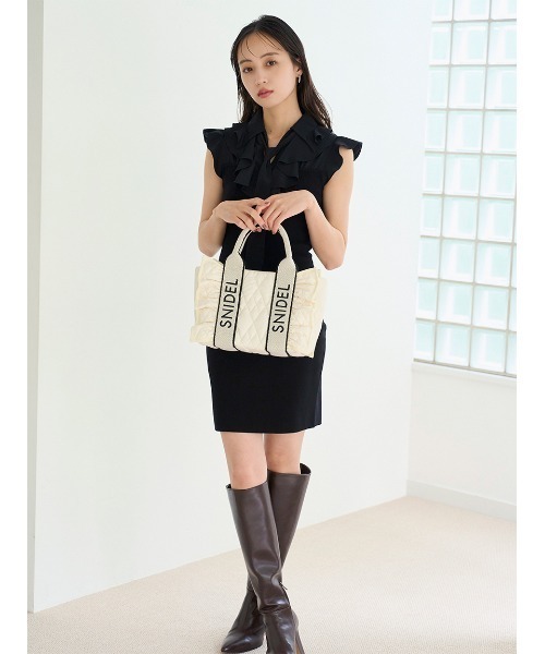 SNIDEL（スナイデル）の「フリルキルティングロゴバッグ（ハンドバッグ・レディース・ベージュ/アイボリー/ブラック・F）」の8枚目の写真