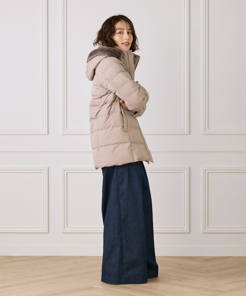INED(イネド)の「フェイクファーフードダウンコート「ミドル丈」(ダウンジャケット/コート・レディース・ベージュ/モカ/ブラック・7号/9号/11号)」の9枚目の写真