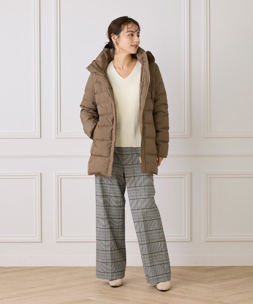 INED(イネド)の「フェイクファーフードダウンコート「ミドル丈」(ダウンジャケット/コート・レディース・ベージュ/モカ/ブラック・7号/9号/11号)」の10枚目の写真