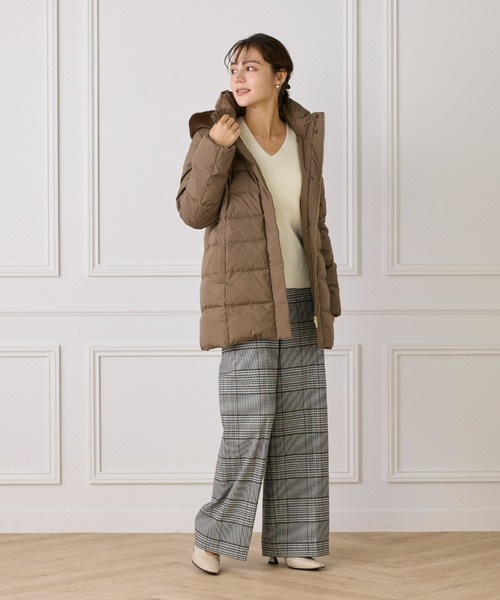 INED(イネド)の「フェイクファーフードダウンコート「ミドル丈」(ダウンジャケット/コート・レディース・ベージュ/モカ/ブラック・7号/9号/11号)」の11枚目の写真